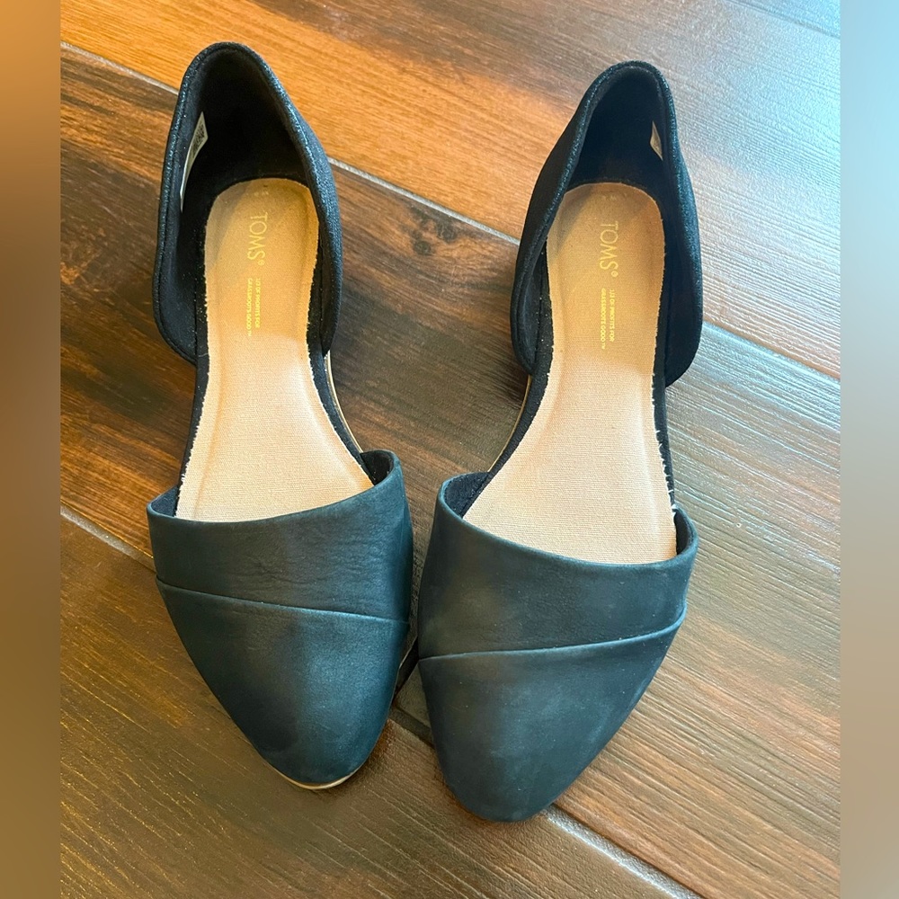 Women’s size 8 Toms flats